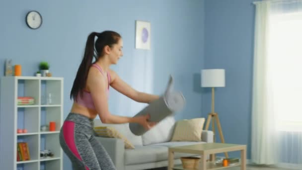 Joven mujer alegre practica fitness en casa — Vídeo de stock