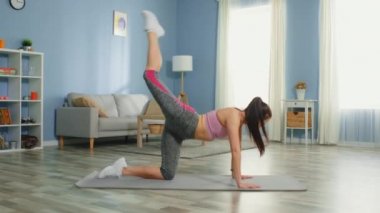 Genç Kadın Apartman 'da eğitim görüyor.