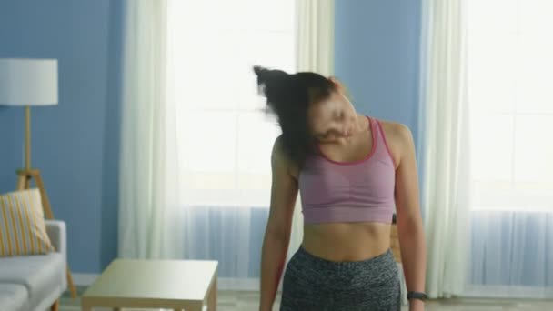 Jonge vrouw en ochtend workout routine — Stockvideo