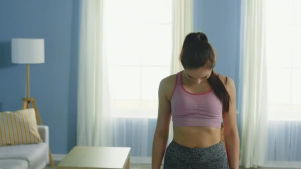 Mujer joven está haciendo entrenamiento matutino — Vídeos de Stock