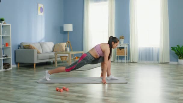 Mattina stretching routine da donna — Video Stock