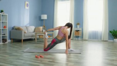 Formda Kadın Evinde Esniyor