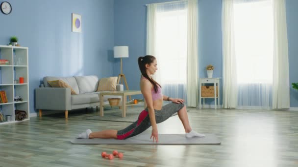 Donna sta facendo pieno corpo stretch allenamento — Video Stock