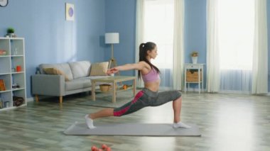 Yeni başlayanlar için Kadın Yoga Çalışıyor