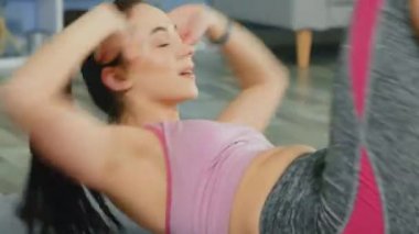 Kadın Evde Spor Çalışıyor