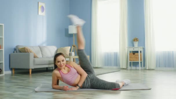 Jovem mulher está fazendo balanços de perna — Vídeo de Stock