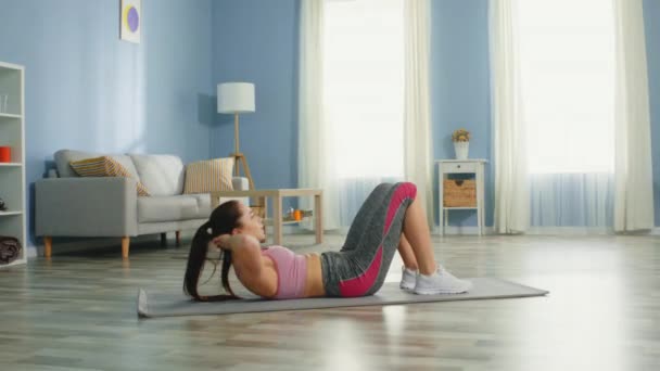 Kobieta jest zaangażowana w trening brzucha w domu — Wideo stockowe