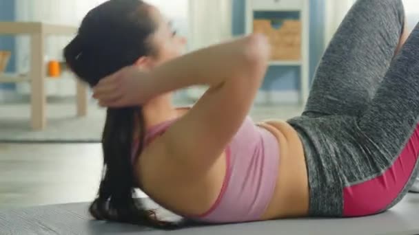 Jovem mulher está correndo para obter magro barriga — Vídeo de Stock