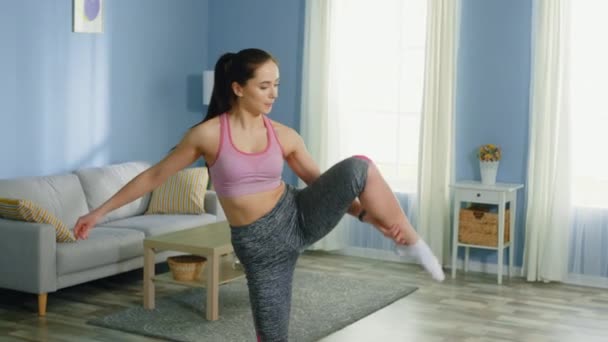 年轻女子未能进行腿伸展运动 — 图库视频影像