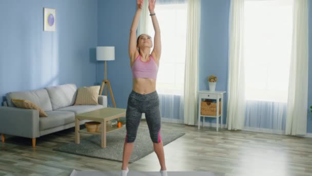 Mujer en forma está haciendo ejercicios de respiración — Vídeos de Stock