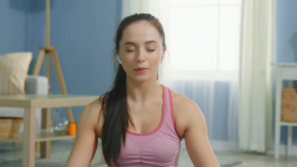 Mujer joven está respirando profundamente tratando de relajarse — Vídeo de stock