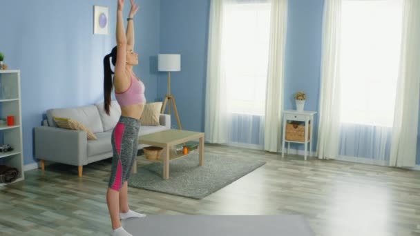 Giovane donna sta facendo mattina stretching, respirazione profonda — Video Stock