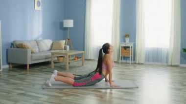 Kadın Temel Yoga Pozisyonlarını Değiştiriyor