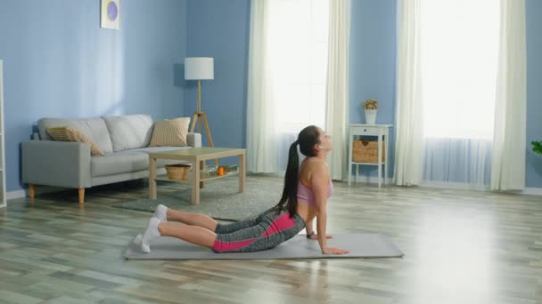 Žena mění základní jóga Poses — Stock video