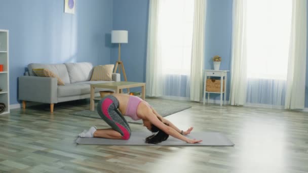 Mujer joven practica yoga en interiores — Vídeos de Stock