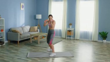 Genç kadın spor yaparken eğlendi.