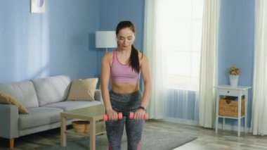 Genç Kadın Dambılları Kaldırıyor