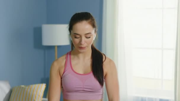 Mujer joven está haciendo ejercicio de brazo — Vídeo de stock