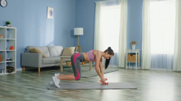 Jeune femme fait l'entraînement complet du corps avec des haltères — Video