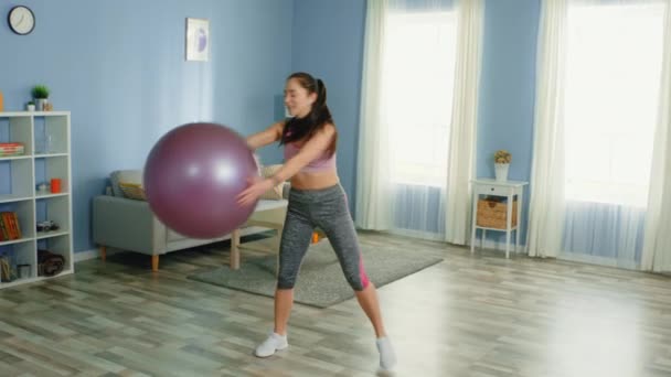 Kobieta robi trening kardiologiczny za pomocą Fitball — Wideo stockowe