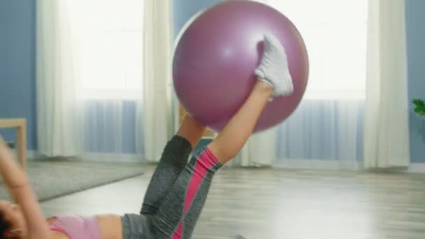 Mujer practica pilates — Vídeo de stock