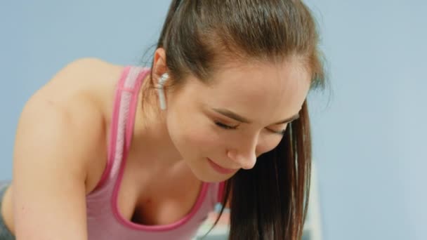 Satisfied Face of Woman Standing in Plank — Stock Video