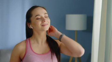 Genç Kadın Sabahları Su İçiyor