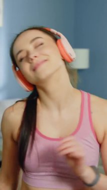 Spor Kıyafetli Güzel Kadın Müzik Dinliyor