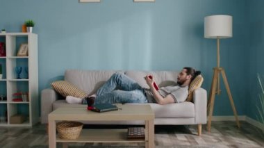 Adam Evde Kitap Okuyor