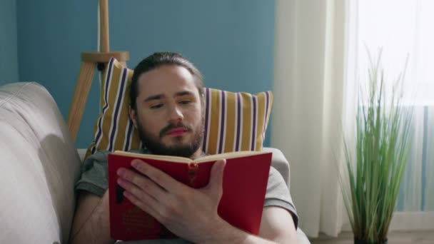 El hombre está leyendo interesante libro — Vídeo de stock