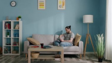 Adam Evde Tablet Bilgisayarı Kullanıyor