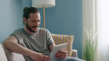 Genç Adam, Gadget kullanarak arkadaşıyla konuşuyor.