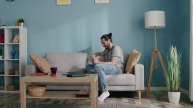 Erkek Evde Çevrimiçi İletişimden Hoşlanıyor