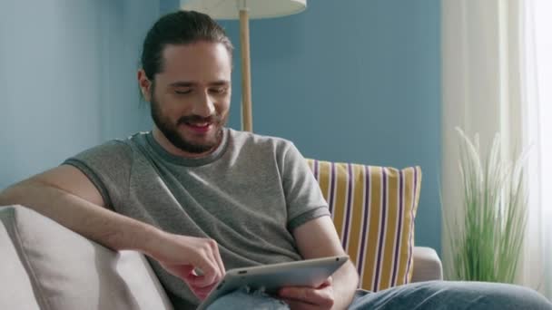 El hombre está sonriendo y usando Tablet Computer — Vídeo de stock