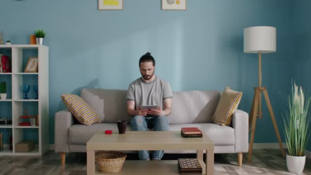 Isolerad man använder Tablet Computer — Stockvideo