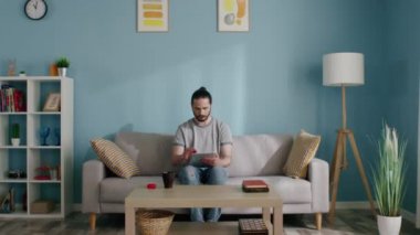 Adam Evde Kalan Tablet Bilgisayarı Kullanıyor