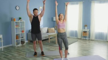 Erkek ve Kadın Temel Yoga Çalışıyor ve Evde Eğleniyor