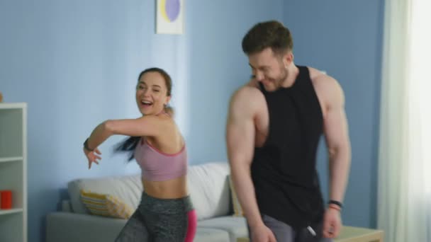 Unga aktiva par har roligt under morgonen träning — Stockvideo