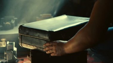 Erkek Eller Vintage Film Projektörü ile Eski Bavulu Aç