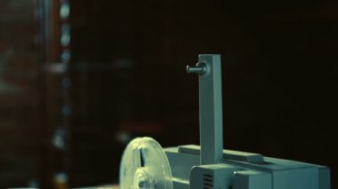 Erkek Elleri Eski Film Projektörüne Film Çekti