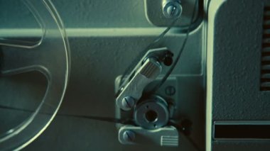 Erkek El, Eski Film Projektöründeki Filmi Düzeltti