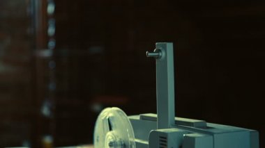 Film makarası Vintage Film Projektörü 'ne kondu