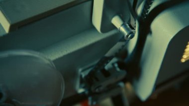 Film Film Projektöründen Geçiyor