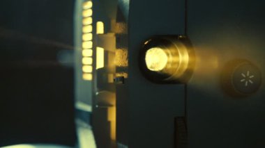 Vintage Film Projektörü Çalıştırılıyor