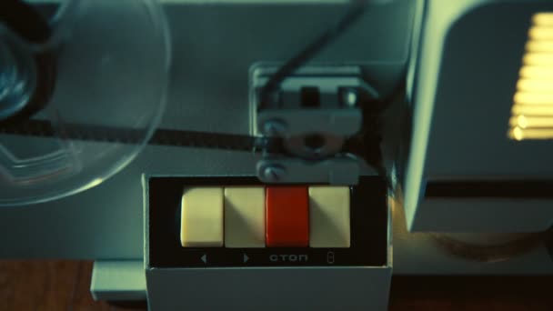 Mężczyzna strony naciska czerwony stop przycisk na projektor filmowy — Wideo stockowe