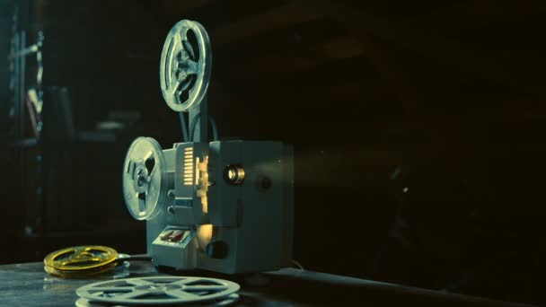 Proyector de la película de la vendimia está mostrando película vieja — Vídeos de Stock