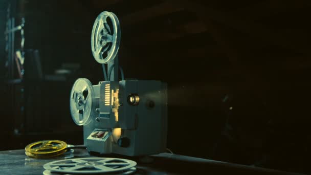 Vintage film projector toont oude film — Stockvideo