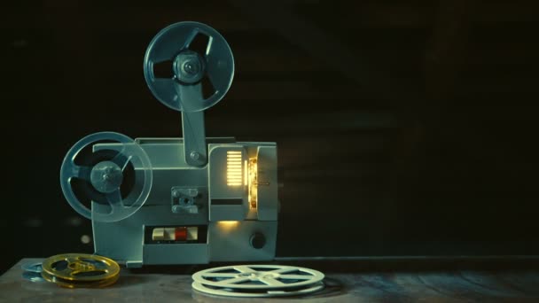 Proyector de película vintage encendido — Vídeos de Stock