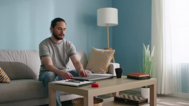 Человек открывает ноутбук для работы дома — стоковое видео