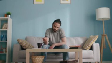 Adam Kahve Masasına Zar Attı